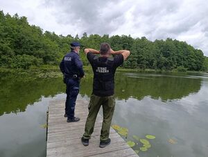 Policjanci podczas wspólnego patrolu ze stażą rybacką