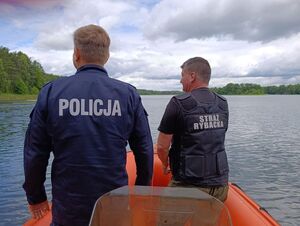 Policjanci podczas wspólnego patrolu ze stażą rybacką oraz ratownikiem WOPR