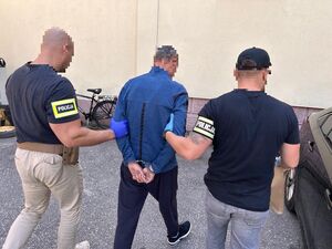 Policjanci prowadzący zatrzynamego