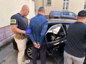 Policjanci z zatrzymanym przy nieoznakowanym radiowozie