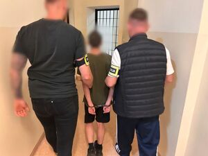 Policjanci prowadzący zatrzymanego