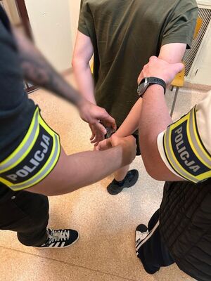 Policjanci skuwający zatrzymanego