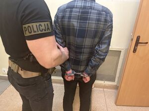Policjant prowadzacy zatrzymanego