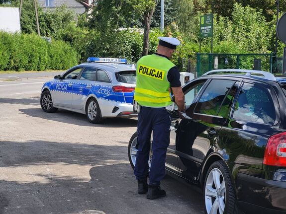 Policjant prowadzący kontrolę drogową