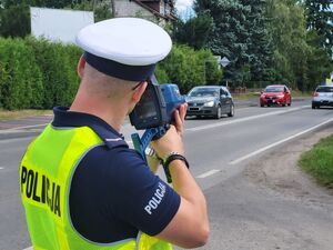 Policjant mierzący prędkośc nadjężdzających pojazdów