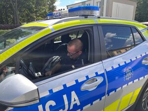 Policjant siedzący w radiowozie