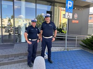 Policjanci stojący przed komędą Policji