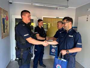 Policjanci pozujący do zdjęcia