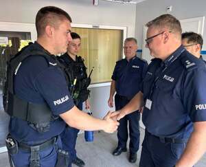 Policjanci pozujący do zdjęcia