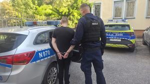 Policjnt prowadzący zatrzymanego mężczyznę