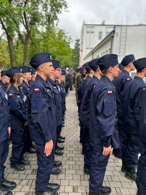 młodzięz w mundurach podczas apelu