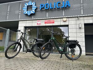 Rowery stojące przed budynkiem policji
