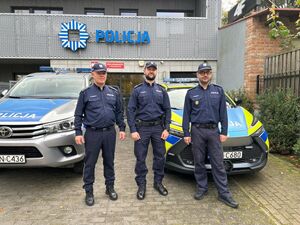 Policjanci stojący przed rewirem dzielnicowych