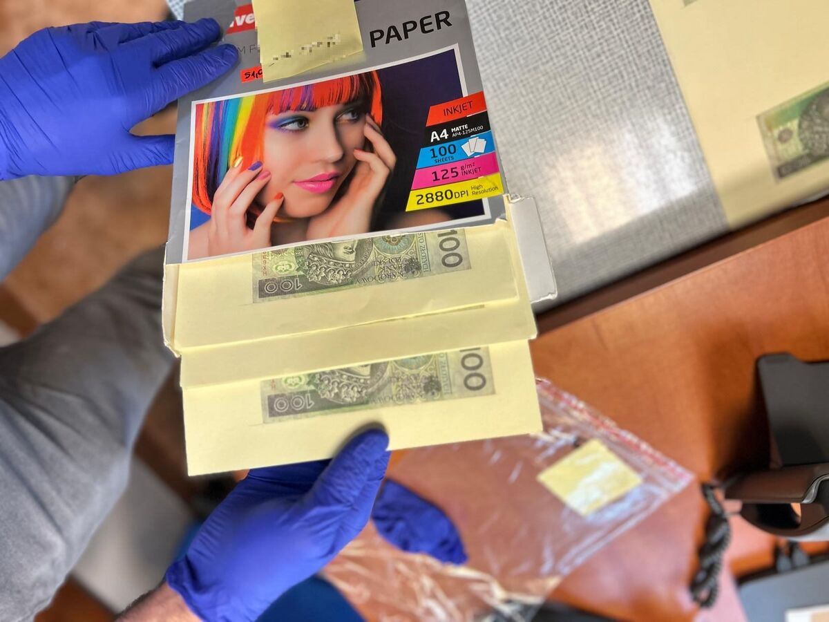 Policjanci zatrzymali dwóch mężczyzn za drukowanie fałszywych banknotów